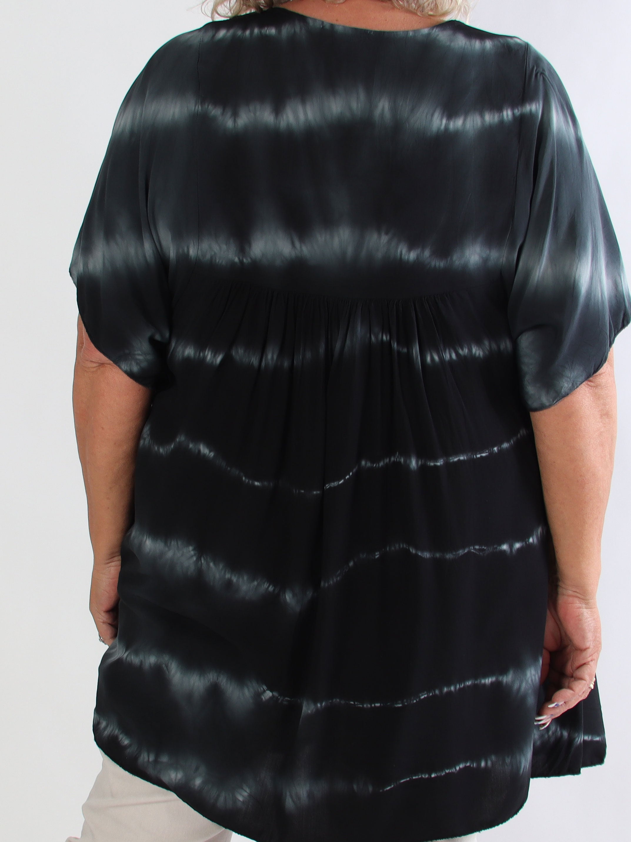 Safira Short - Let og luftig plus size tunika i bomuld med batikfarvet mønster